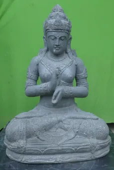 Sitzender Dewi Sri aus Riverstone in Dharmachakra-Geste des Rades der Dharma-Lehre, H. 80cm. 